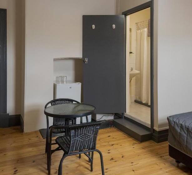 غرفة قياسية ثلاثية, Pampas Motel