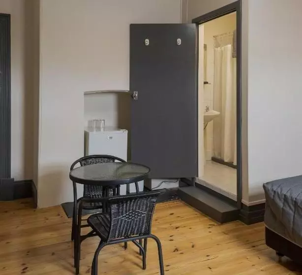 اتاق استاندارد سه نفره, Pampas Motel