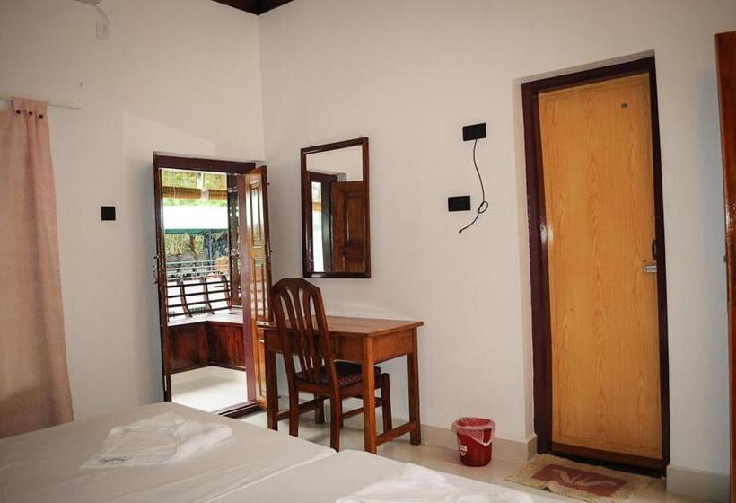 اتاق لوکس با چشم‌انداز استخر, Raja Park Beach Resort