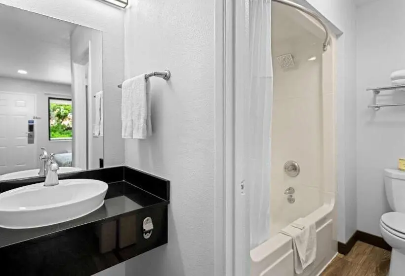 スイート, Motel 6 Monterey, Ca