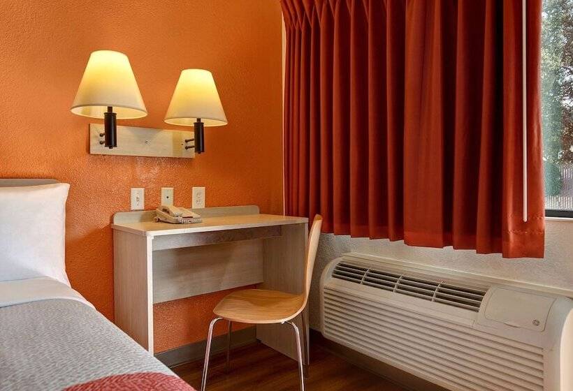 スイート, Motel 6 Monterey, Ca