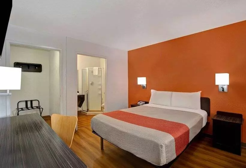 スイート, Motel 6 Monterey, Ca