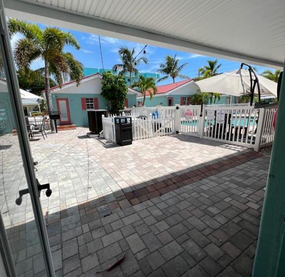 إستديو قياسى مطل على حمام السباحة, Blue Waters Treasure Island