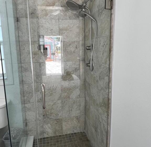 إستديو قياسى مطل على حمام السباحة, Blue Waters Treasure Island