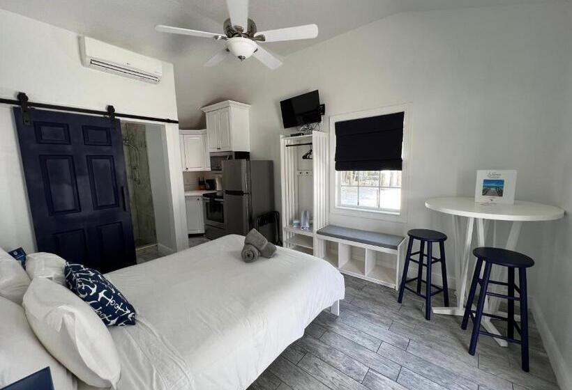 إستديو قياسى مطل على حمام السباحة, Blue Waters Treasure Island