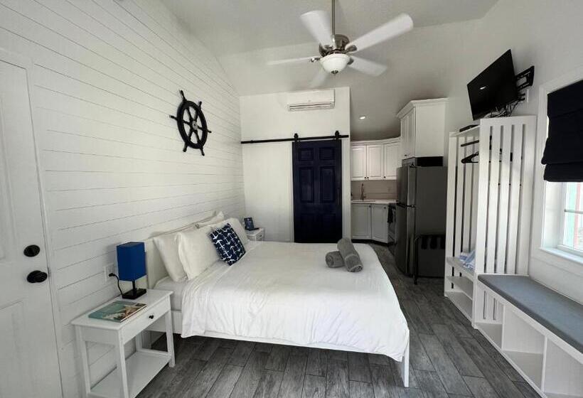 إستديو قياسى مطل على حمام السباحة, Blue Waters Treasure Island