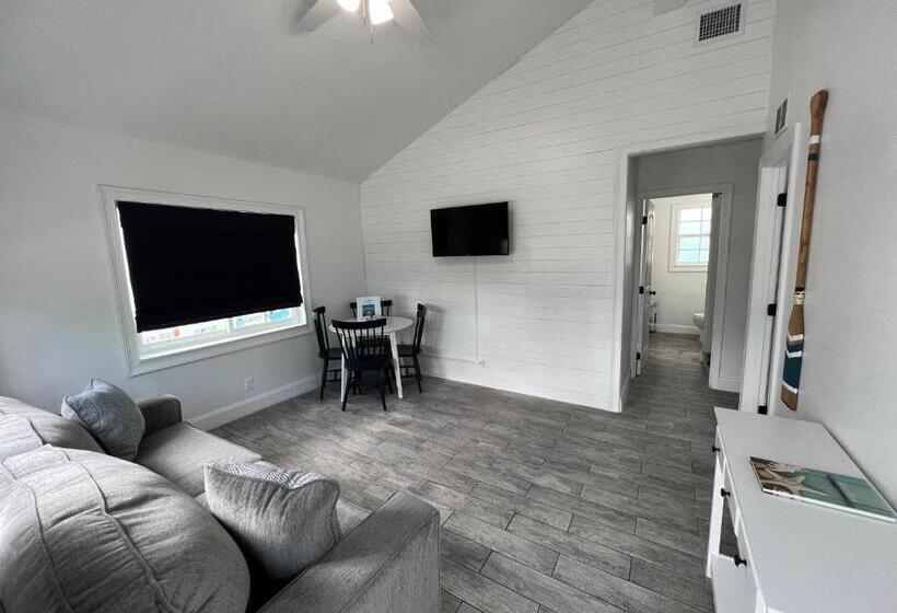 بنجلو قياسى, Blue Waters Treasure Island