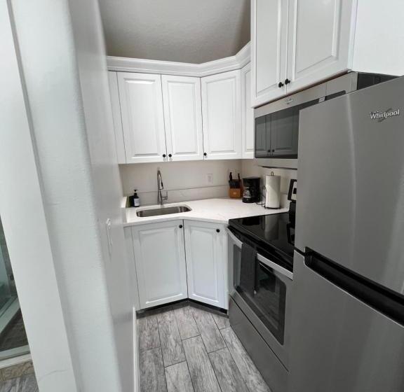 إستديو قياسى مطل على حمام السباحة, Blue Waters Treasure Island