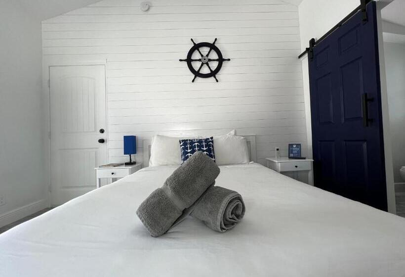 استودیو استاندارد با چشم‌انداز استخر, Blue Waters Treasure Island