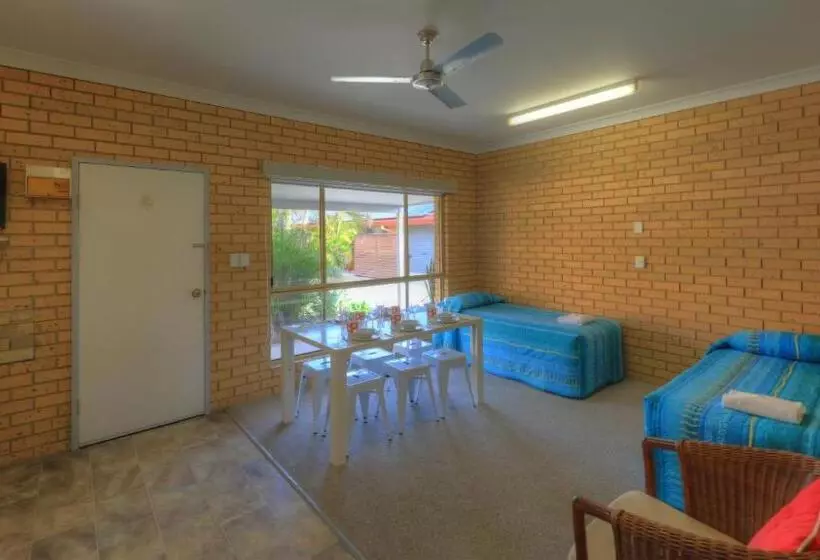 Perhehuone, Yamba Motor Inn