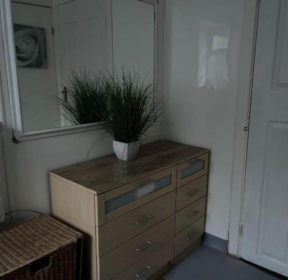 شقة غرفة واحدة, Stay At 25