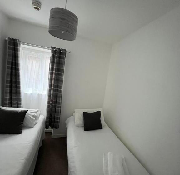 شقة غرفة واحدة, Stay At 25