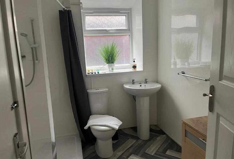 شقة غرفة واحدة, Stay At 25