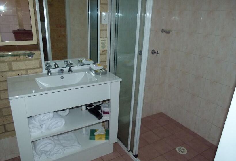 غرفة عائلية, Lismore Wilson Motel