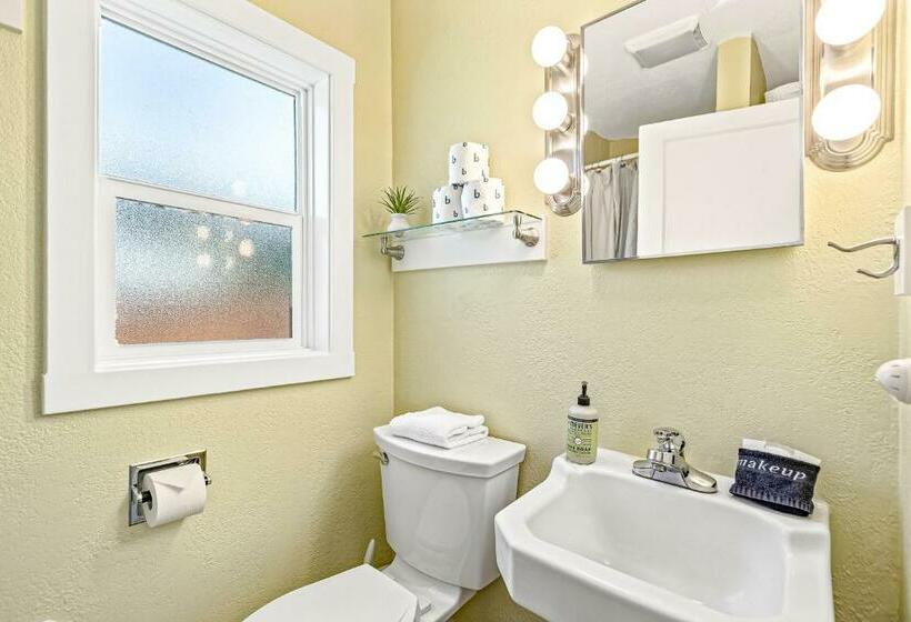 إستوديو قياسى, Bayview Tiny Cabin