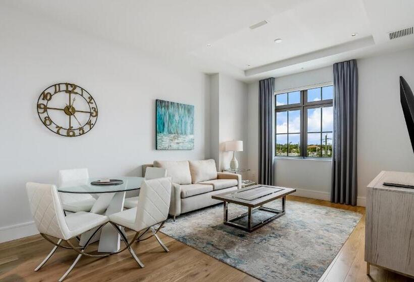 شقة غرفة واحدة, The Heart Of Naples