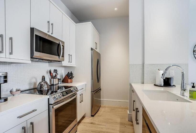 شقة غرفة واحدة, The Heart Of Naples