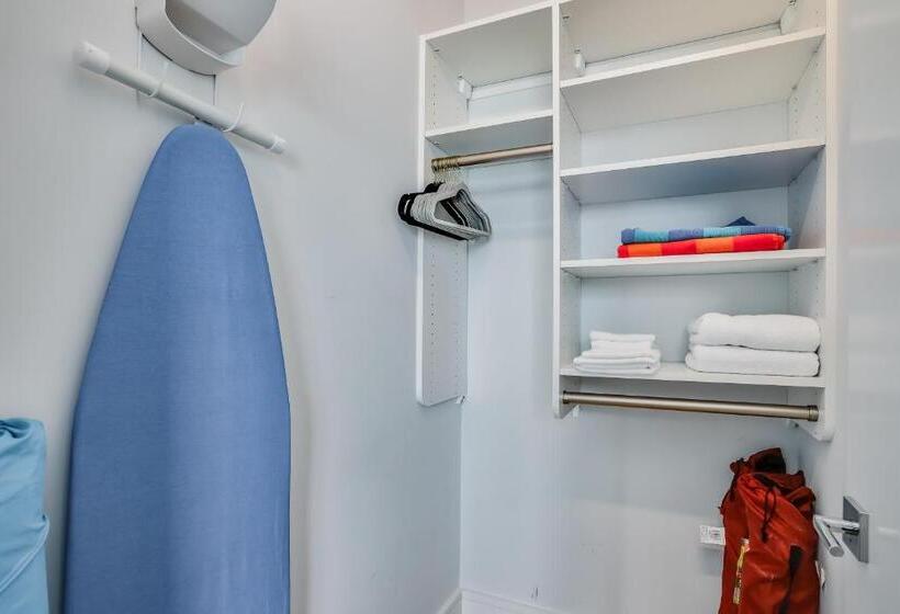 شقة غرفة واحدة, The Heart Of Naples