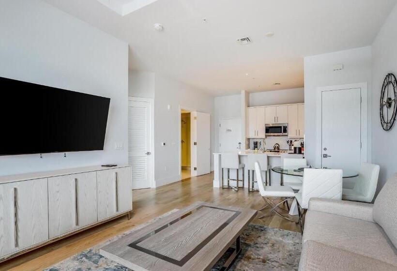 شقة غرفة واحدة, The Heart Of Naples