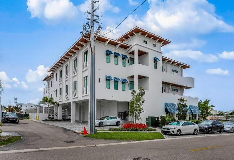 شقة غرفة واحدة, The Heart Of Naples