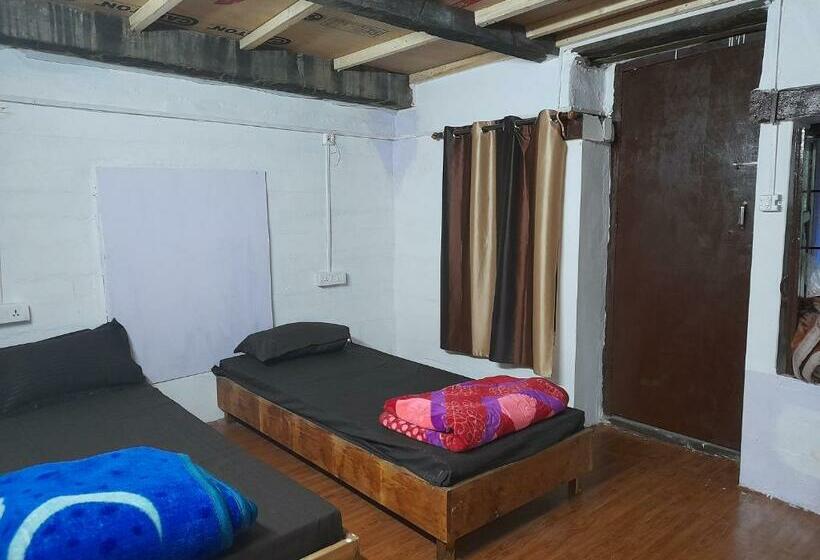 מיטה בחדר משותף, Attic Monkey Hostel Old Manali
