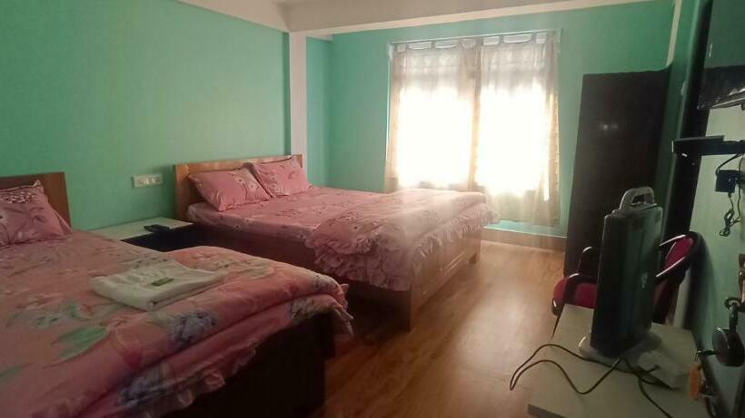 Трехместный Номер Deluxe, Pinewood Tawang