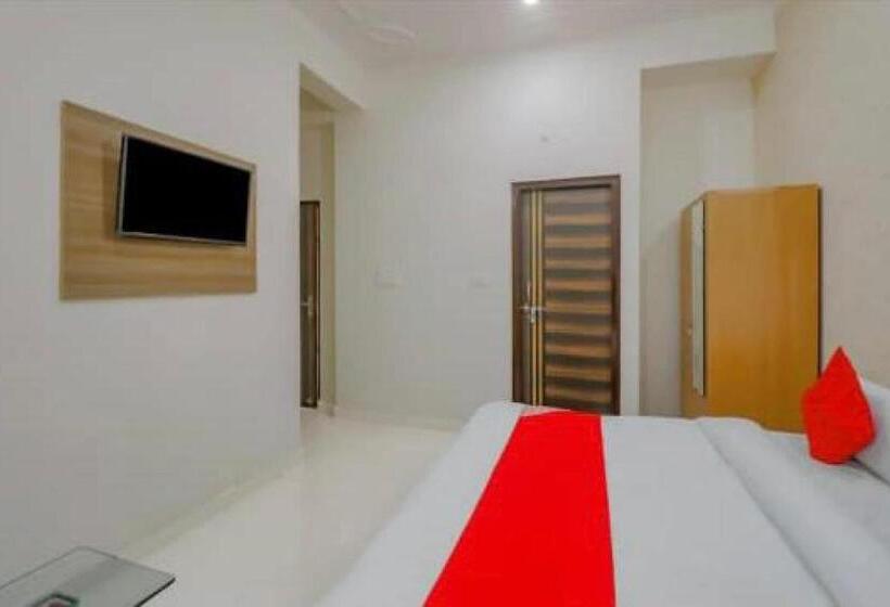 Classic Kolmen Hengen Huone, Soho By Oyo Rooms
