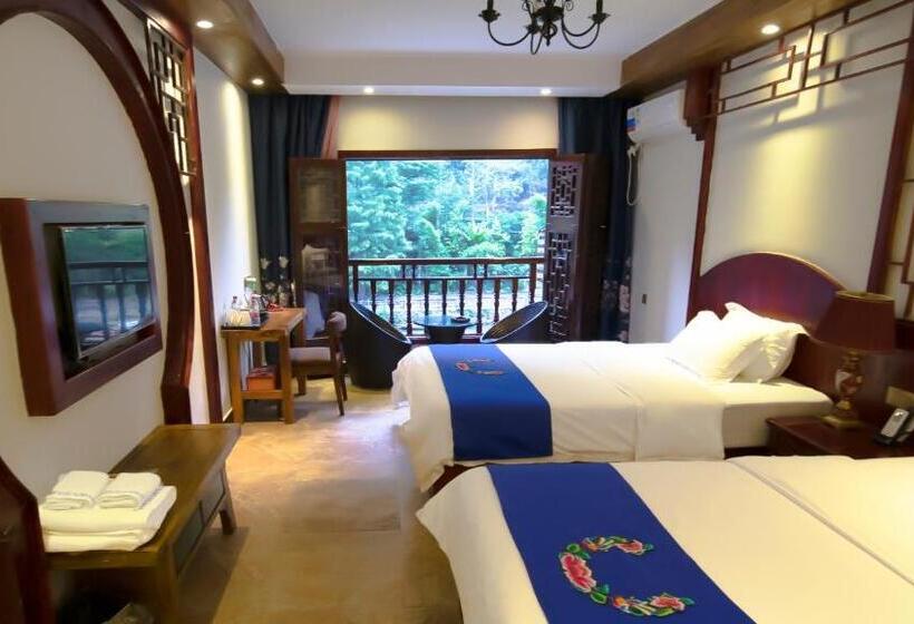 Номер Deluxe с Балконом, Fenghuang Tujia Ethnic Minority River View