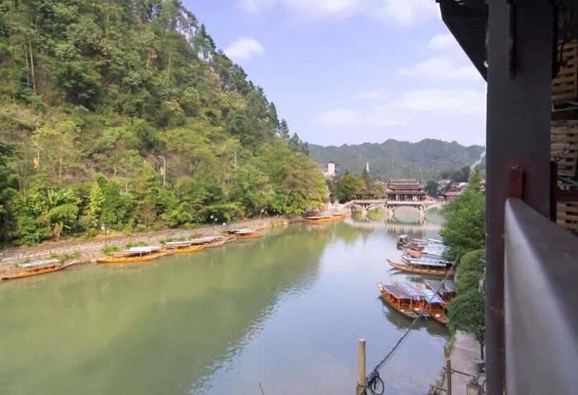 غرفة ديلوكس مزودة بشرفة, Fenghuang Tujia Ethnic Minority River View