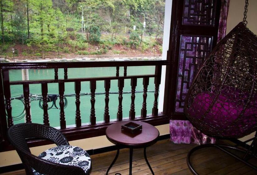 غرفة ديلوكس مزودة بشرفة, Fenghuang Tujia Ethnic Minority River View