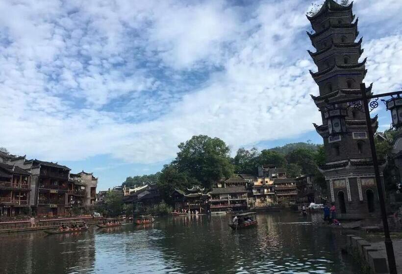 Стандартный Номер Кровать Кинг, Fenghuang Tujia Ethnic Minority River View