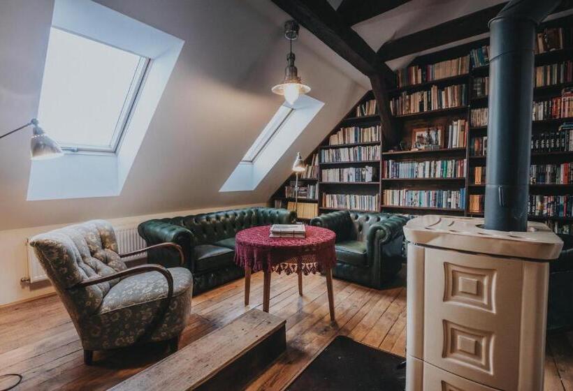 סטודיו משפחתי, Sady Błotnica Dom Gościnny