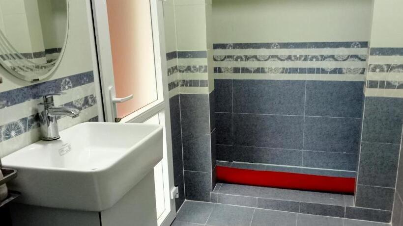 اتاق خانوادگی با چشم‌انداز کوه, Song Toan