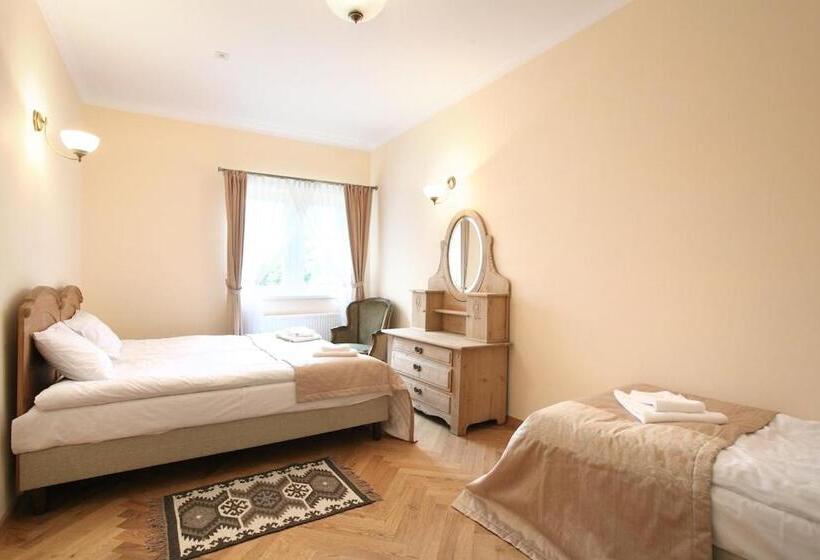 חדר קומפורט לשלושה, Pałac W Dębinie