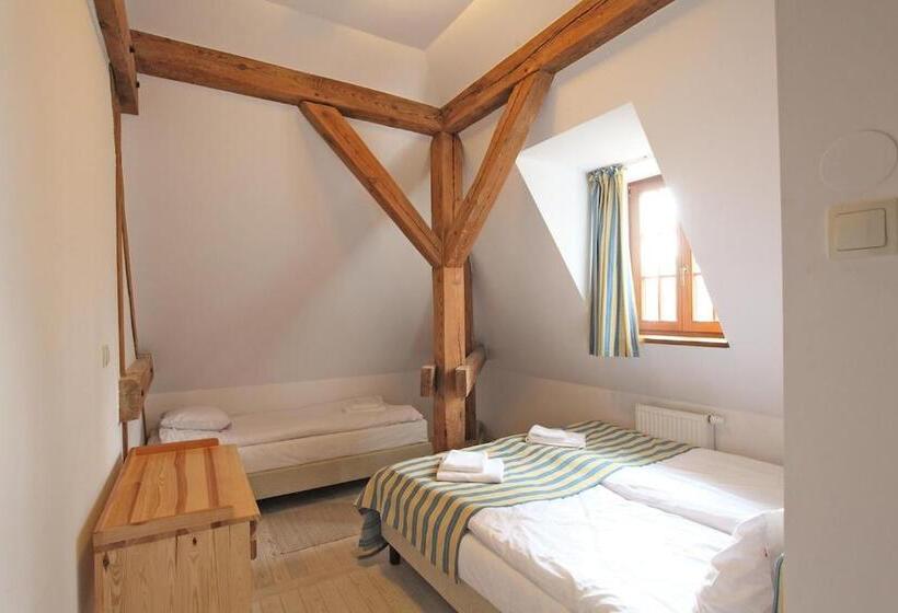 标准间, Pałac W Dębinie