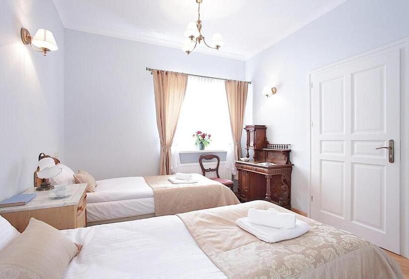 דירת חדר, Pałac W Dębinie