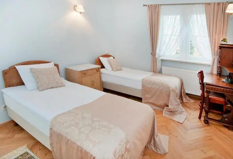 Huoneisto 1 Makuuhuone, Pałac W Dębinie