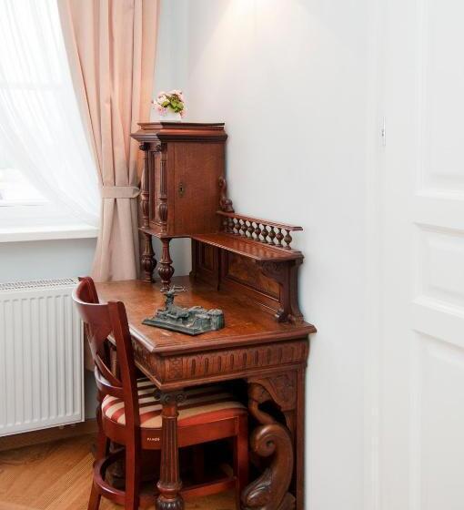 דירת חדר, Pałac W Dębinie