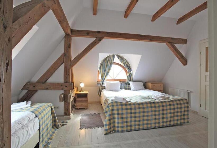 标准三人间, Pałac W Dębinie