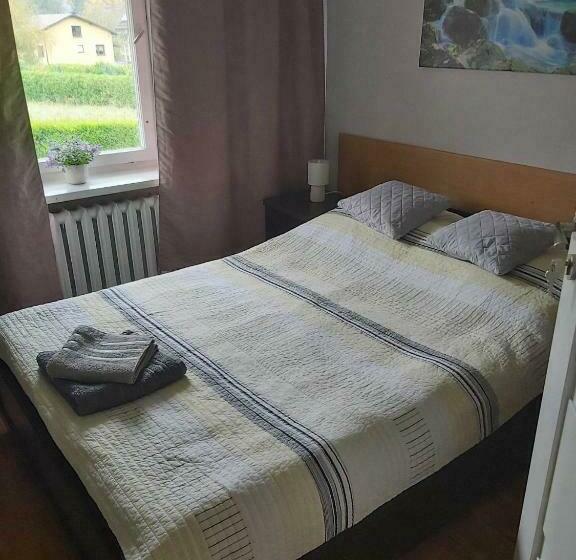 غرفة قياسية, U Podnóża Kotarza