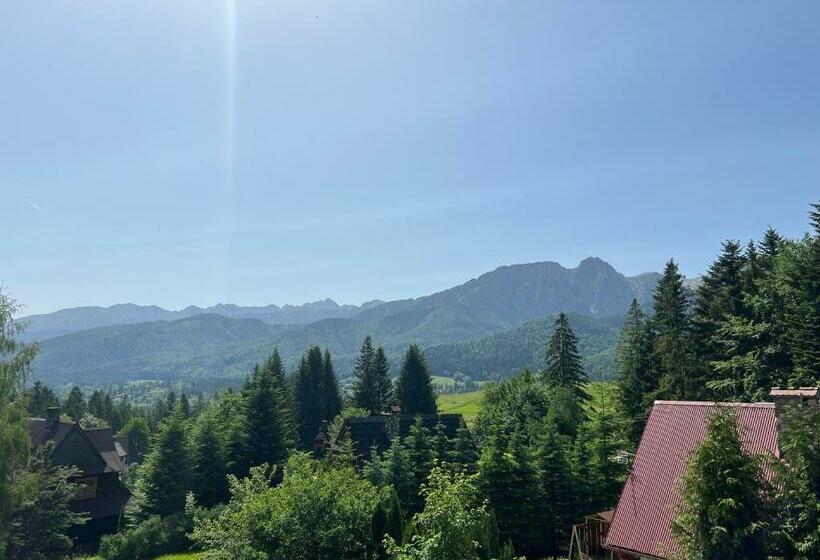 Standard Trippelrum, Willa U Moni