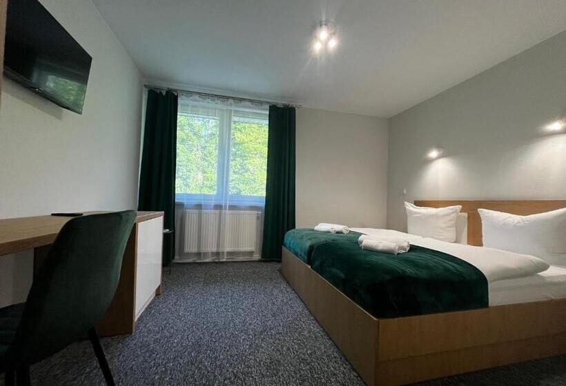 标准间, West Cadillac Solina