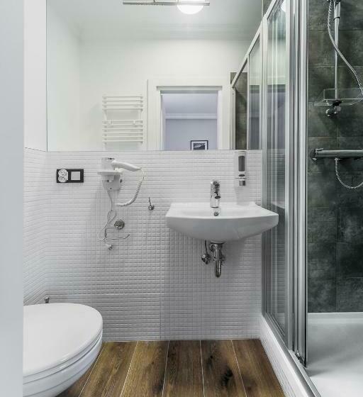 豪华三人间, Willa Feria