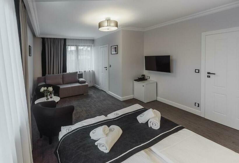 豪华三人间, Willa Feria