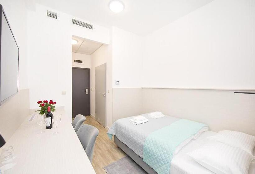 Номер Стандарт, Stronie