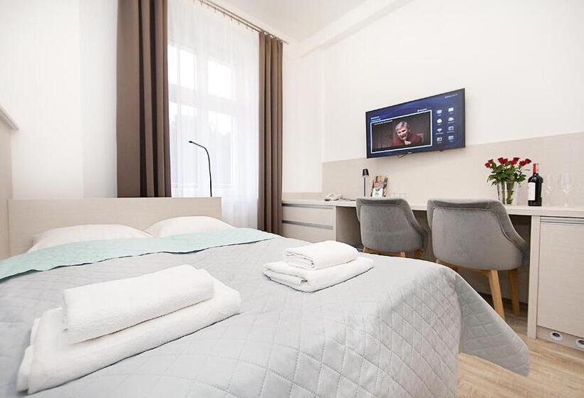 Номер Стандарт, Stronie