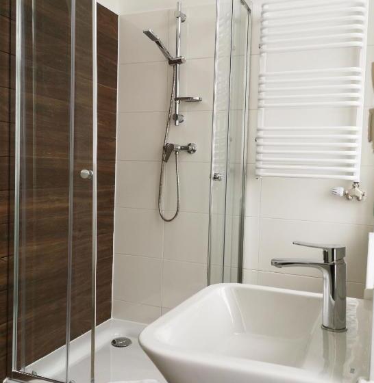 Номер Стандарт, Stronie