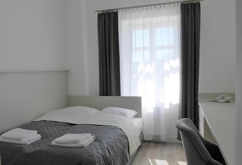 Номер Стандарт, Stronie