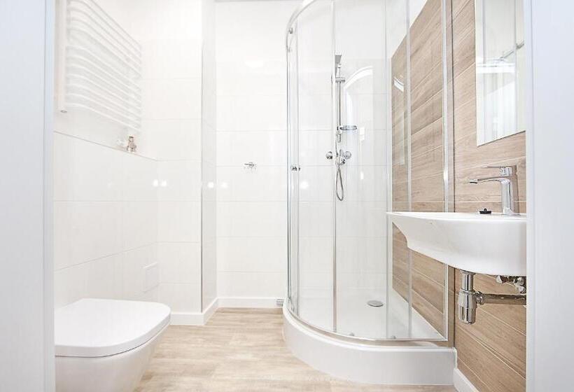 Номер Стандарт, Stronie