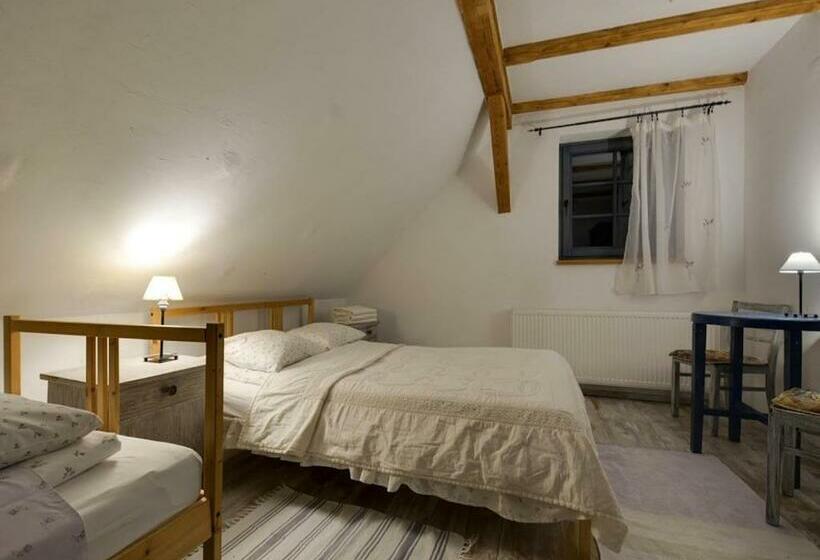 غرفة قياسية ثلاثية مطلة علي الحديقة, U Lawendowej Wiedźmy